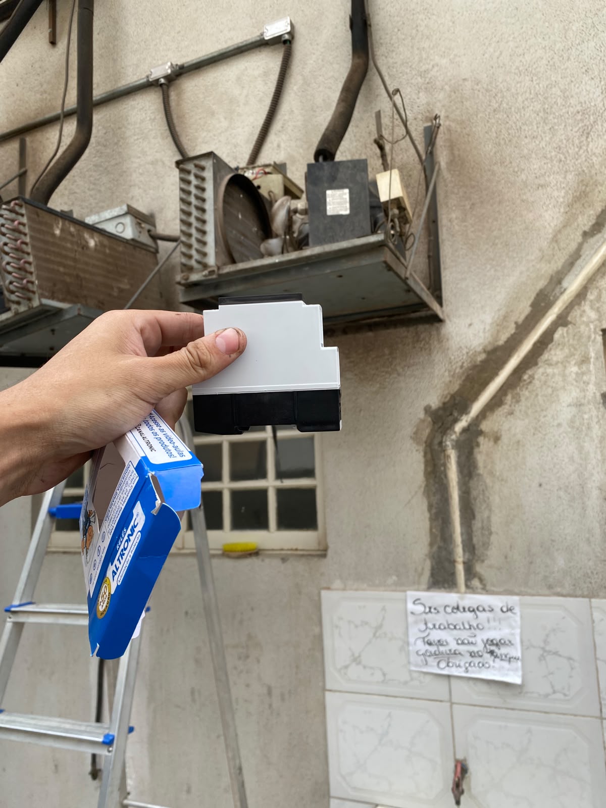 Técnico segurando peça de reposição Altronic durante manutenção
